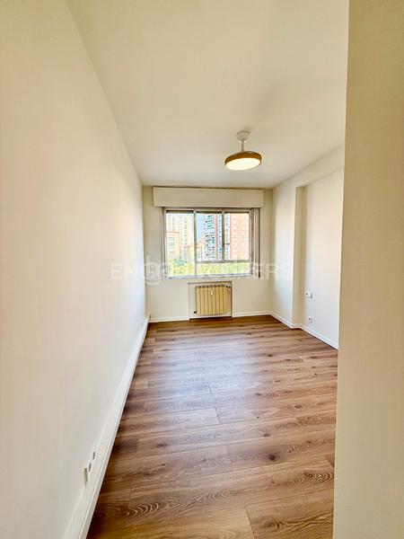 Foto 653b7f8c-c4da-48eb-af3f-ed0a55af8ea0. Alquiler apartamento piso amplio y luminoso, tres dormitorios y trastero en Costillares. en Madrid