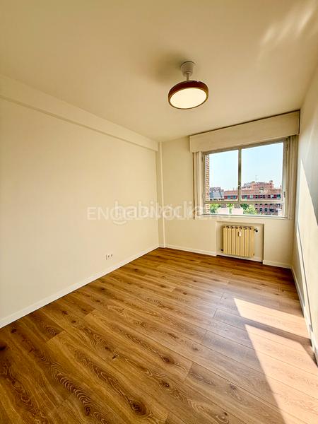 Foto a0c52c4c-e678-45ad-bbfa-284db553200c. Alquiler apartamento piso amplio y luminoso, tres dormitorios y trastero en Costillares. en Madrid