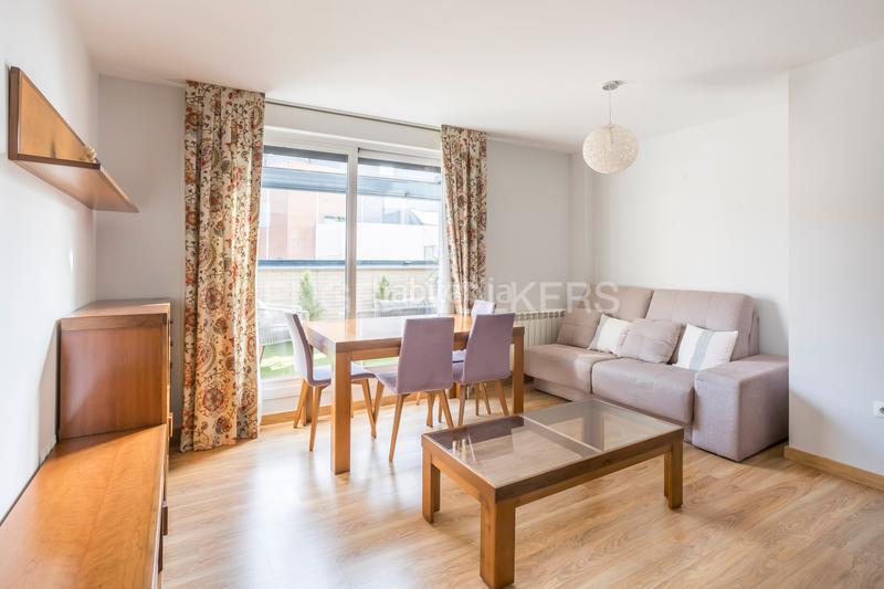 Foto 2b6b6f16-5dd9-4083-9256-cd32c23208de. Alquiler ático piso con terraza, piscina, garaje y trastero en Madrid