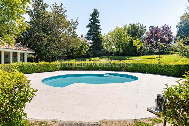 Foto 16b292f1-a56e-4417-a51d-6e17b6bb3f63. Maison avec chauffage parking piscine dans urbanización La Moraleja La Moraleja