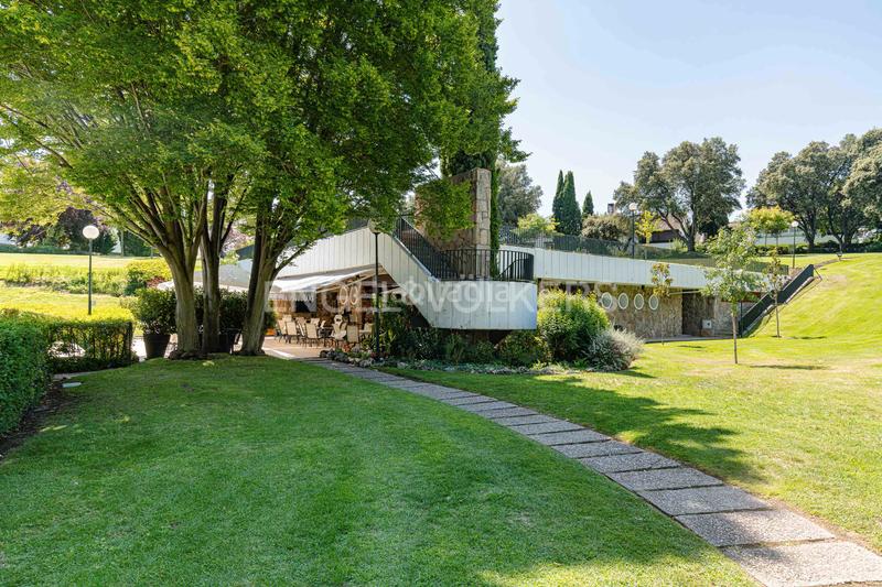 Foto 17b1091f-5b22-4ecb-a1a8-7857a06ed47a. Maison avec chauffage parking piscine dans urbanización La Moraleja La Moraleja