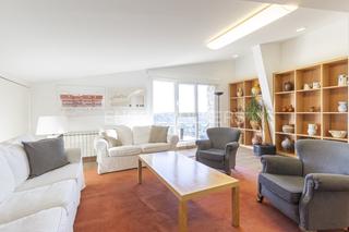 Alquiler Apartamento  Avenida de las flores. Un estudio con carácter arquitectónico, en alquiler.