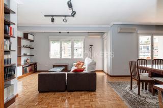 Apartament a Guindalera. Piso exterior en esquina con terraza en guindalera