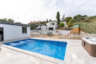 Casa a Pino Alto-Navarredonda. Moderno chalet con vistas en jarabeltran