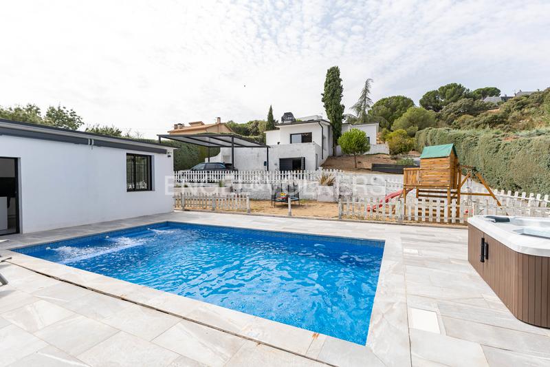 Foto 033b5717-ab74-4005-ae22-c42dbf19ec6b. Casa moderno chalet con vistas en jarabeltran en Pino Alto-Navarredonda Valdemorillo