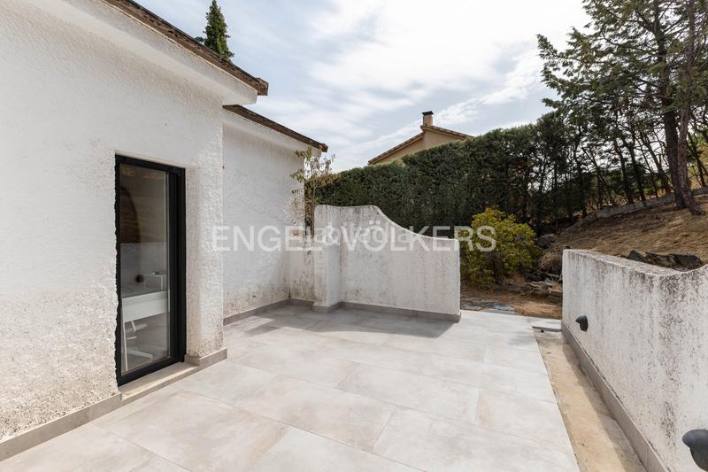 Foto ac9d1f8c-077c-450c-aff2-f9d39654eb70. Casa moderno chalet con vistas en jarabeltran en Pino Alto-Navarredonda Valdemorillo