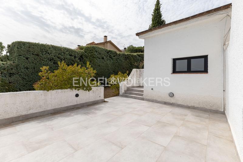 Foto e91f9374-9490-4d3a-816c-ccc4ecbb3617. Casa moderno chalet con vistas en jarabeltran en Pino Alto-Navarredonda Valdemorillo