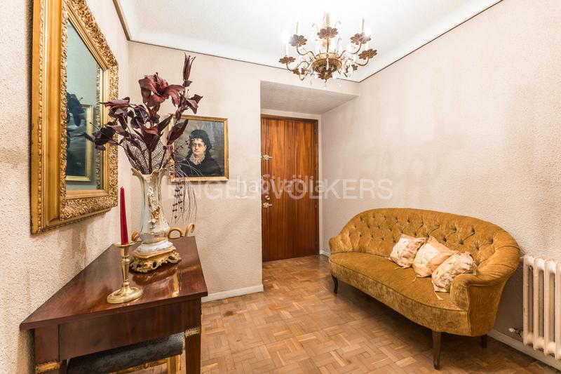 Foto bb3d30cc-ec8c-4d05-bdfa-808fca4047d3. Apartamento propiedad para reformar en la calle castelló, con plaza de garaje en finca en Madrid
