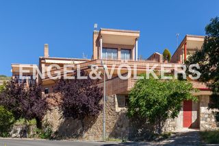 Haus in La Pizarra. Magnifico y amplio adosado en el escorial