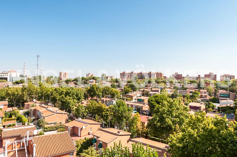 Foto bcc07856-c387-47d1-b97a-5b7637a87574. Alquiler casa hermoso chalet en la zona de arturo soria en Madrid