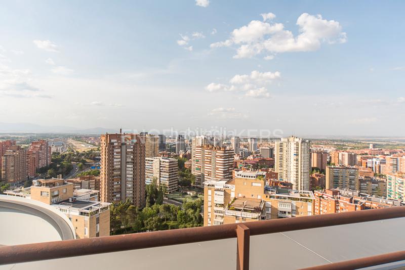 Foto 4d74101a-2935-4c15-a254-0e0d32720184. Ático  duplex de lujo en arturo soriaCostillares en Madrid