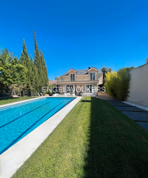 Foto 0c02a469-d6ac-4e49-985e-f47f1fd05948. Alquiler casa exclusiva casa independiente con piscina privada en Madrid
