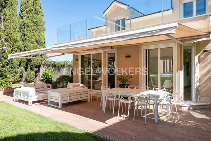 Foto 1a051ce3-24a2-41c0-81ab-be554264ab64. Alquiler casa exclusiva casa independiente con piscina privada en Madrid