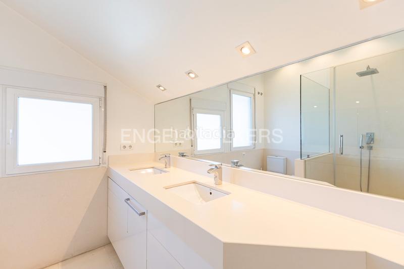 Foto 22daba09-a48b-478f-aabb-956f6ef4c9a4. Alquiler casa exclusiva casa independiente con piscina privada en Madrid