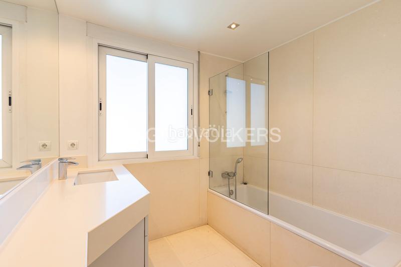 Foto 2d9fa9d9-a22d-4d36-8d50-178cc19c7449. Alquiler casa exclusiva casa independiente con piscina privada en Madrid