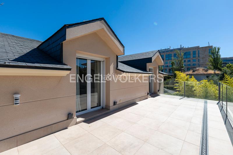 Foto b8032c8e-fa47-480f-a99f-dc1b696282a1. Alquiler casa exclusiva casa independiente con piscina privada en Madrid