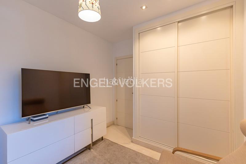 Foto d0183f47-f4bf-4f0c-bde8-631b51285ffe. Alquiler casa exclusiva casa independiente con piscina privada en Madrid