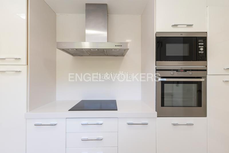 Foto 7f912456-8d02-46a1-94bb-edfd7359b761. Rent house with heating parking pool in Canillejas Madrid