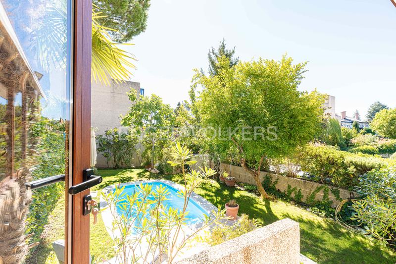 Foto 2f57e149-6ec4-4fa4-ad98-7cf9c49c3edf. Casa a schiera con riscaldamento parcheggio piscina in Boadilla del Monte