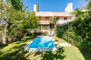 Maison jumelée à Valdepastores-Las Encinas. Acogedor pareado con piscina privada en valdepastores