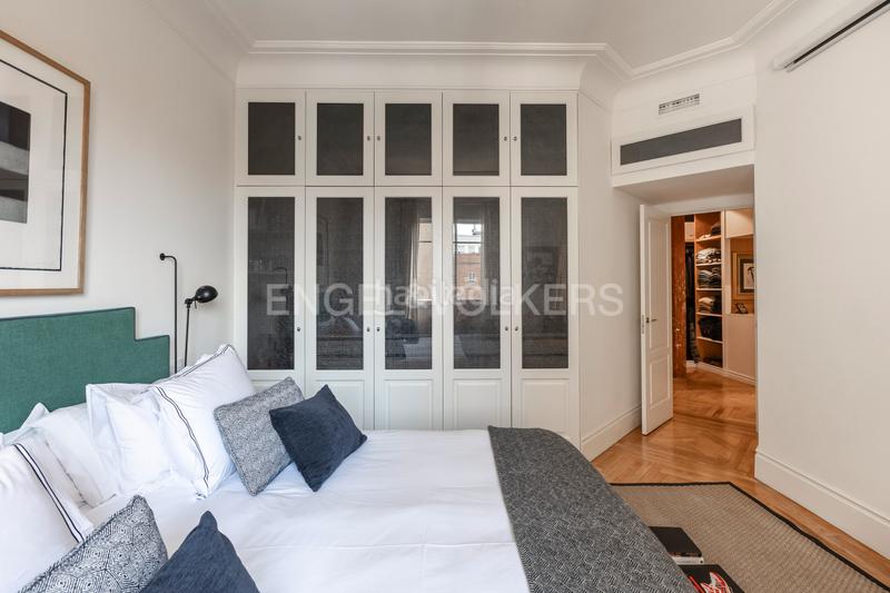 Foto 05a5b6c0-3588-40d3-8625-4cf1554fc7c9. Apartamento exclusiva vivienda señorial en finca representativa en Almagro en Madrid