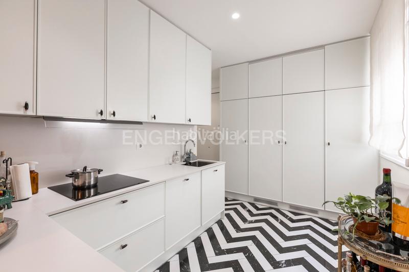 Foto 10c7b39a-b54b-4ca9-8e90-9cfc4b56d9e6. Apartamento exclusiva vivienda señorial en finca representativa en Almagro en Madrid