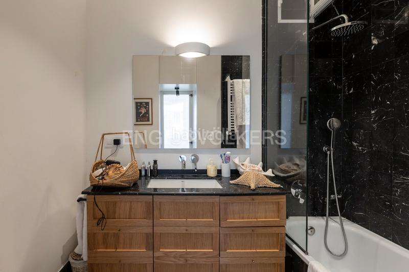 Foto 1d02af38-2edb-4b0e-8190-aedf0b2f53e0. Apartamento exclusiva vivienda señorial en finca representativa en Almagro en Madrid