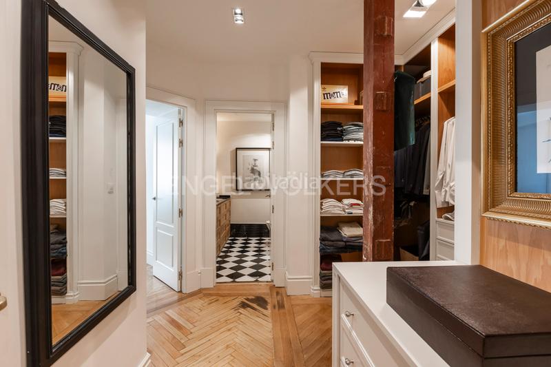 Foto 313a8cae-adaf-44de-b93c-dd47fea2b876. Apartamento exclusiva vivienda señorial en finca representativa en Almagro en Madrid