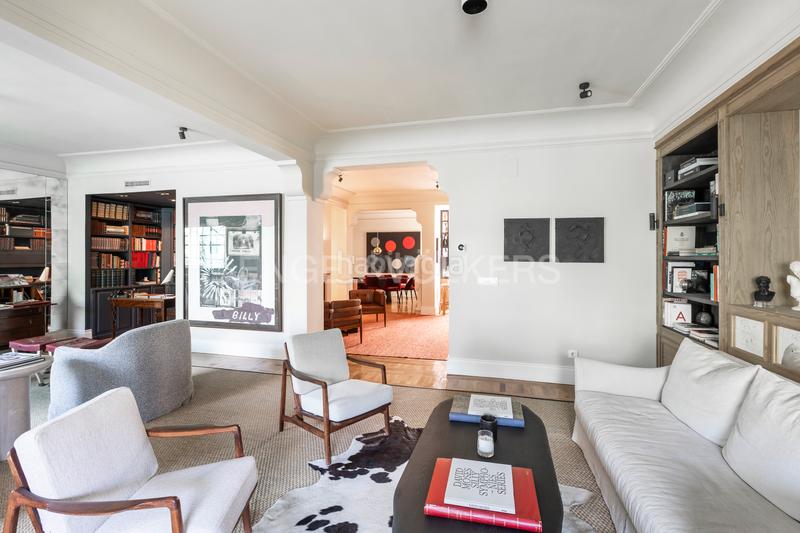 Foto a991b1a1-3d81-4c7e-b722-7245aade195f. Apartamento exclusiva vivienda señorial en finca representativa en Almagro en Madrid