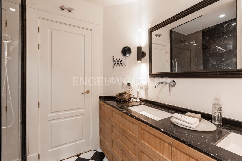 Foto bcb14d1e-7c9d-481b-8507-23af2e74356c. Apartamento exclusiva vivienda señorial en finca representativa en Almagro en Madrid