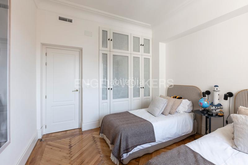 Foto be53502d-c85c-4caa-ac4b-8e4e4ae2af4e. Apartamento exclusiva vivienda señorial en finca representativa en Almagro en Madrid