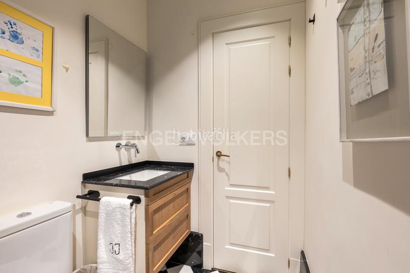 Foto db6946f3-a289-4ee9-92e3-2a3215edb9f0. Apartamento exclusiva vivienda señorial en finca representativa en Almagro en Madrid