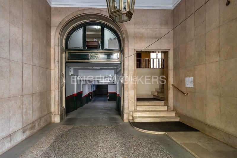 Foto e0a59e94-d1c5-4e85-bd63-7bab1bf68656. Apartamento exclusiva vivienda señorial en finca representativa en Almagro en Madrid