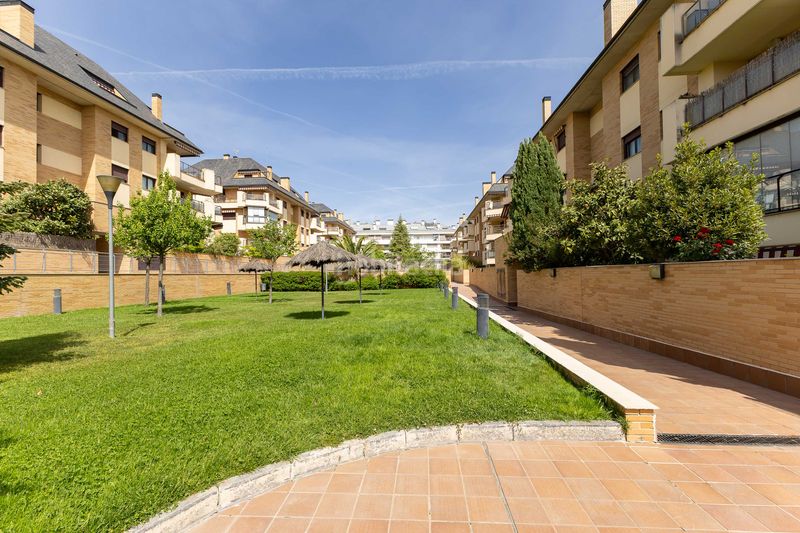 Foto 5c85c590-b2f9-4775-aed0-8e95e2734b11. Àtic amb calefacció aparcament piscina a Viñas Viejas Boadilla del Monte