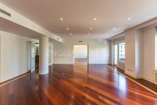 Lloguer Apartament a Recoletos. Luminoso y amplio piso sin amueblar con terraza, vistas al parqu