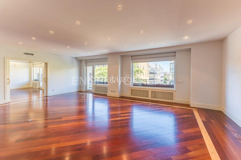 Foto f2b917ba-fd68-431a-a54d-f314d190fc5e. Miete appartement mit heizung parking in Recoletos Madrid