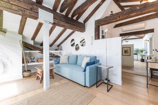 Alquiler Apartamento  Calle de zorrilla. Un hogar centenario y con personalidad