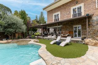 Casa en Pino Alto-Navarredonda. Magnífico chalet en jarabeltrán