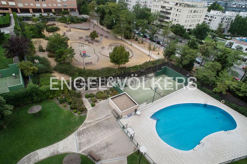 Foto 08b4b864-0913-4f72-b038-f86e92084fb4. Attico con riscaldamento piscina in Rejas Madrid