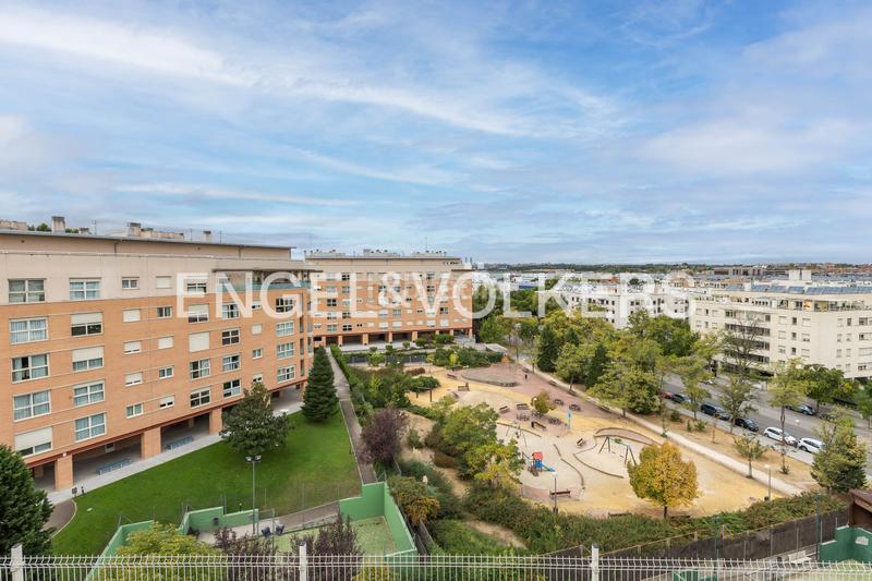 Foto 1b7684c2-5e9f-414f-a849-2a144ae3c1b1. Attico con riscaldamento piscina in Rejas Madrid