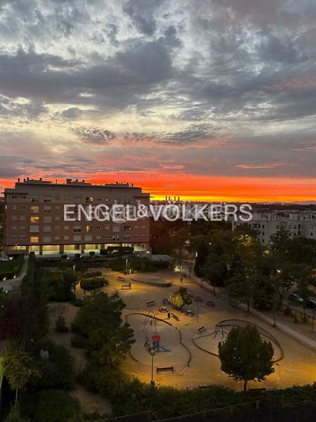 Foto 280e45c4-a432-4203-bcaf-e40c39781f3e. Attico con riscaldamento piscina in Rejas Madrid