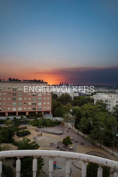 Foto 4678747a-3635-4357-b708-dfefb7cd1e41. Attico con riscaldamento piscina in Rejas Madrid