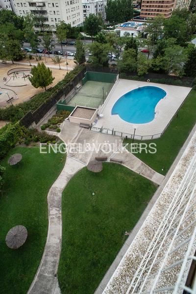 Foto 967a2e96-cd9b-4cf5-849c-b6375e91fb6d. Attico con riscaldamento piscina in Rejas Madrid