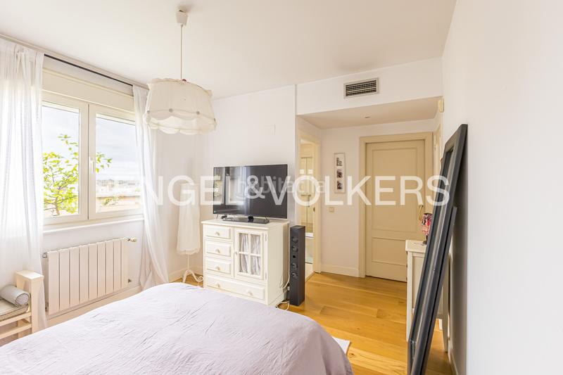 Foto a2b98c05-5bf2-4389-8fd1-4be69e6bb570. Attico con riscaldamento piscina in Rejas Madrid