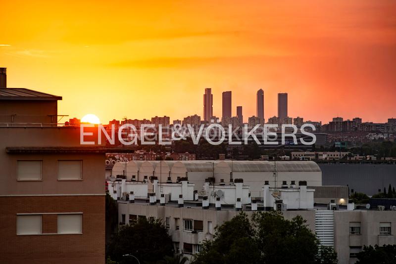 Foto cb457447-5ae4-4567-9b41-018059bca179. Attico con riscaldamento piscina in Rejas Madrid