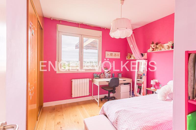 Foto fe085970-a6f7-4a84-b4b7-c8cc51b224ee. Attico con riscaldamento piscina in Rejas Madrid