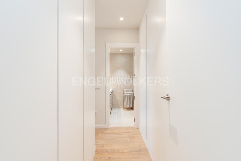 Foto 379f4f00-2a56-4e87-acb4-0d64c16edd19. Alquiler apartamento bajo dúplex amueblado con jardín en boadilla en Boadilla del Monte