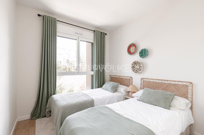 Foto 5c0decab-3bf7-4987-bc19-aae784e54e79. Alquiler apartamento bajo dúplex amueblado con jardín en boadilla en Boadilla del Monte