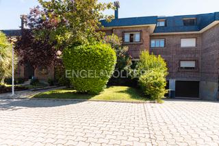 Maison jumelée à Urbanización Este-Montepríncipe. Magnífico chalet pareado en montepríncipe