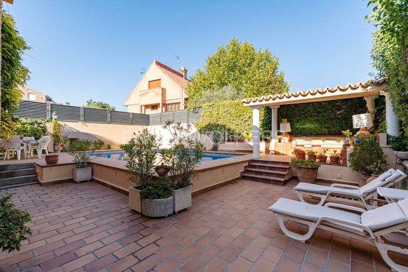 Foto b9268819-c9ff-480d-823f-8f40a2b6d6f6. Casa unifamiliar con exclusiva ubicación en Pueblo Pozuelo de Alarcón